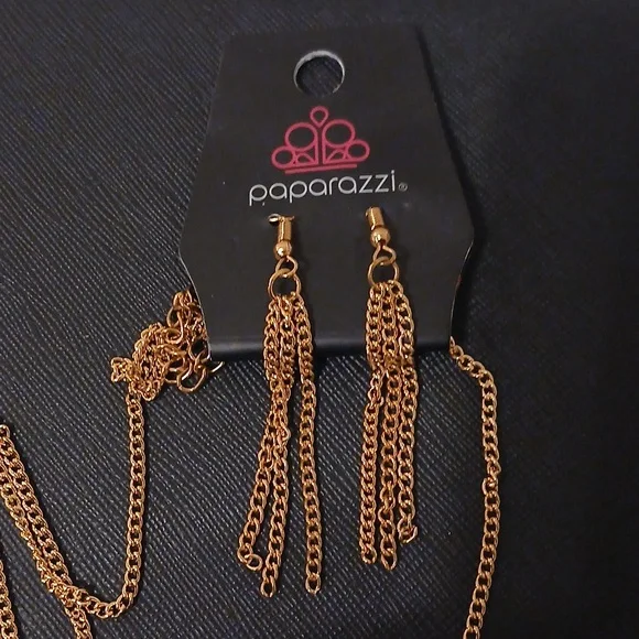 Paparazzi Elegant Gold Teardrop Necklace Set - Picture 3 of 3